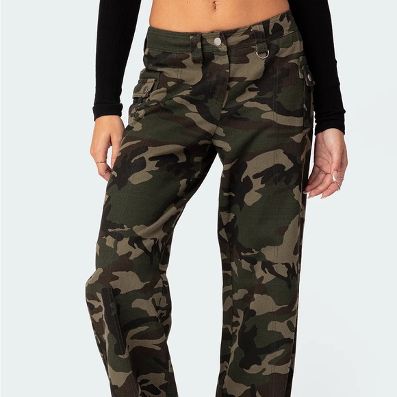 Edikted Aya Low-Rise Cargo Pants - Picture 3 of 10